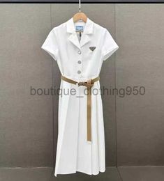 Diseñador Vestidos casuales básicos para mujeres 24SS Spring/Summer Elegante Etiqueta de letra Flip Collar de una sola cintura Pleado de dos piezas