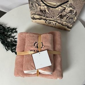 Juego de toallas de baño de diseño Toalla clásica de cuatro colores con logotipo bordado, absorbente de agua, algodón puro, toalla de baño de playa de secado rápido vintage, caja de regalo