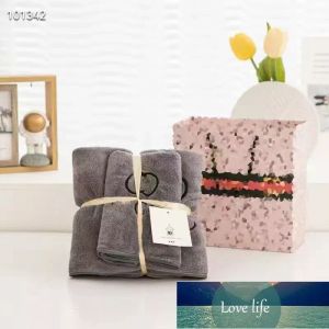 Ensemble de serviettes de bain design Lettre classique Logo Serviette brodée Serviette absorbante d'eau 4 couleurs Pur coton Séchage rapide Serviette de plage Boîte-cadeau En gros