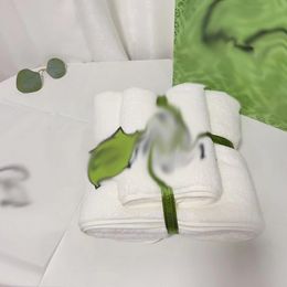 Designer badhanddoek Tweedelige set sneldrogende en absorberende koraalfluwelen handdoeken voor huishoudelijk gebruik