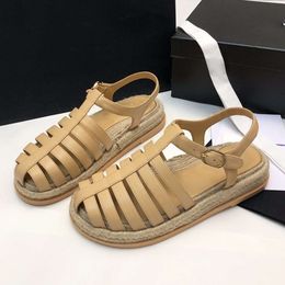 Diseñador Sandalias de playa Baotou Zapatillas Lat Bottomed Shoes Casual Hollow Out Sandalia Zapatos al aire libre con caja 509