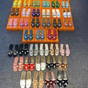 2023 Designer Beach Pantoufles Sandales Diapositives pour femmes Dames Été Casual Mode Luxe Classique Cuir Plat Solide Maison Mlues Chaussures