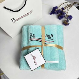 Toalla de playa de diseñador Juego de toallas de baño de marca de moda de gama alta Coral Velvet Absorbente para el hogar Toalla de playa de secado rápido Juego de dos piezas de belleza