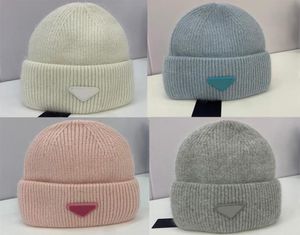 Bonnet de designer Bonnets Femmes Winte Chapeau P Accueil Hommes Chapeau de pêcheur Triangle Badge Hiver Couleur chaude bleu blanc8113695