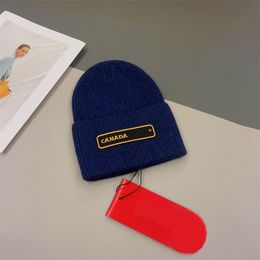 Gorro de diseño CANADÁ Emblema sólido Sombrero Tok Sombrero de lana Gorro con letras para hombres Mujeres Parejas Sombrero de moda Gorra de béisbol de invierno 6 Gorros de color