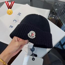 Monclair Hat Designer Beanie Caps Hombres Mujeres 2023 Otoño / Invierno Gorro cálido de lana gruesa Moda de lujo Gorro de punto de esquí al aire libre