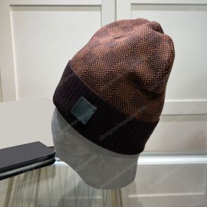 Bonnet de créateur France Chapeaux de laine à la mode de haute qualité Étiquette de colle noire Chapeaux tricotés Chapeaux froids et chauds d'hiver Emballage de boîte-cadeau Casquettes de crâne Bonnet