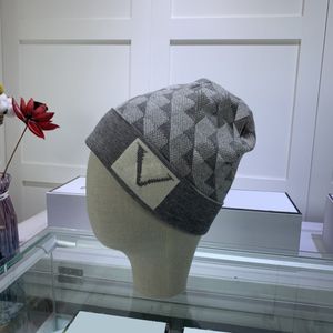 Cappello a cuffia di design Cappello a cuffia di lusso temperamento versatile cappello senza tesa Cappello a camicia lavorato a maglia Cappello lavorato a maglia Design a lettera calda Cappello Negozio di fabbrica di regali di Natale