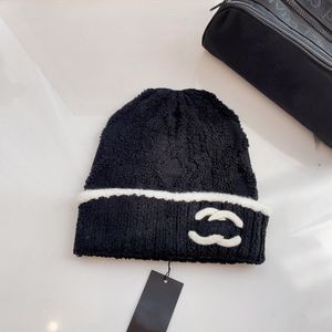 Gorro de diseño Sombrero de lujo Gorro de punto de invierno para hombres y mujeres Gorro cálido Madera versátil Temperatura Gorro para el frío Gorros de esquí Marea de Europa Múltiples estilos son muy buenos