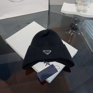 Diseñador Beanie Sombrero de invierno Carta de moda para hombre y para mujer Sombreros casuales Otoño e invierno Gorro de punto de lana Gorros de cachemira Diseños de mezcla Sombreros de casqueta para hombres