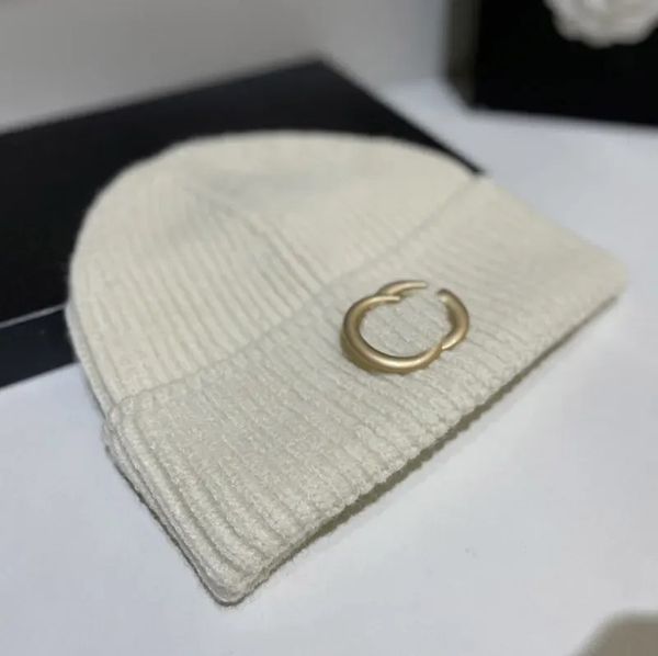 Bonnets de concepteur Chapeau pour hommes Bonnet d'hiver Femmes Casquette Cachemire Lettres d'or Bonnet tricoté Street Fashion Skull Chapeaux épais laine élastique Caps -3