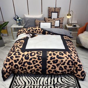 Juegos de cama de diseño con letras impresas, tamaño queen, funda nórdica, sábana con fundas de almohada, edredón de lujo a la moda, 209t