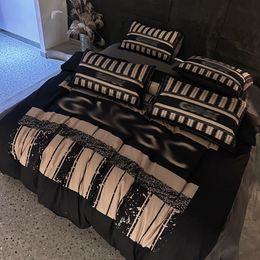 Juegos de cama de diseñador Juego de sábanas de cuatro piezas con estampado de lujo Ropa de cama para el hogar para todas las estaciones