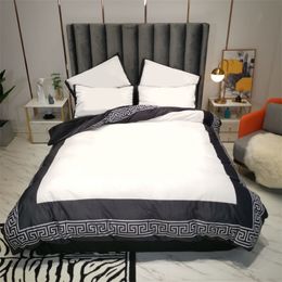 Designer beddengoed sets Queen King Silk Soft Beddings Quilt Cover Sheet Fashion 4pcs/ Set Pillow Bus Comfortabele slaapkamer Accessory Soft Black Wit Luxe JF003 C23