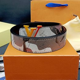 Cinturón de diseñador Cinturones de diseñador para mujeres Cinturón para hombre Longitud estándar Letras doradas Cuero fino Clásico Ojos Bicolor Cinturón de lujo Moda Clásico Graffiti bueno