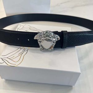 Cinturón de diseñador Cinturones para hombres para mujeres Diseñador de lujo Cuero genuino Accesorios de moda Personajes Hebilla dorada y plateada Pretina Cinturones de negocios casuales de alta calidad