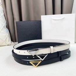 Ceinture de créateur Triangle Femmes Ceintures En Cuir Véritable Largeur 2CM Or Argent Boucle Lisse Ceinture Homme Ceinture En Peau De Vache Classique Lettres Noires Design