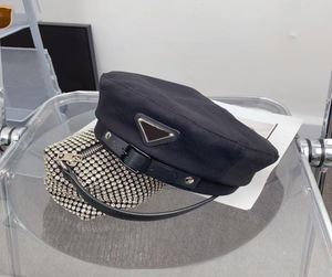 Designer Beret Womens Lettre toile Bérets avec ceintures Triangle du chapeau de luxe Black Beret Cap en plein air chaud Winter Windproof Vac7907113