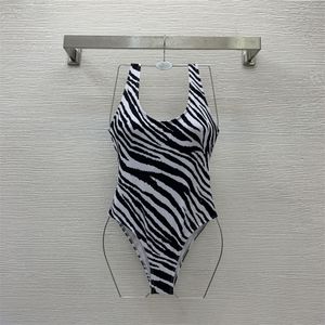 Designer Bikini Badpak Vrouwen Sexy Badpak Dames Backless Split Letter Veelkleurige Zomer Strandbadpakken Wind Badmode