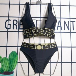 Bikini en deux pièces pour femmes de Bikini avec alphabet Crystal Summer Fen Swimsuit Beach Luxury Swimsuit Tree-Point One-Piece Woman Swwear Wgu