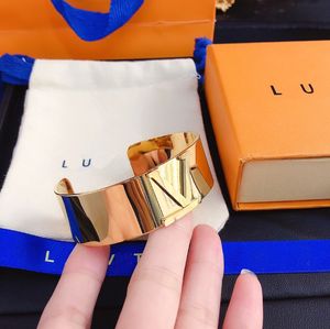 Designer d'anniversaire d'amour cadeaux Gold plaqued boutique bracelet mode Fashion Femme Bijoux avec boîte de haute qualité bijoux en gros
