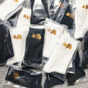 Diseñador calcetines de algodón para mujer en blanco y negro estilo bordado personalizado cabeza rota oso popular moda deportes calcetín de algodón de moda 8NP2