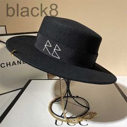 Designer Black Cap Femme British Wool Hat Fashion Fashion Party Flat Top Chain Strap and Pin Fedoras for Woman a Street Style Shooting XP1J
