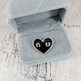 Designer Black Heart Tins Brooch Bijoux pour les femmes pour hommes Monts Montrapin Daily Suit Party Robe Accessoires 25 mmx30mm