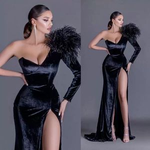 Designer noir sirène robes de bal avec plume dos nu une épaule haut fendu étage longueur formelle soirée robes de soirée sur mesure Robe de soirée