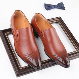 Ontwerper Black New Gentleman Pointed Oxford Leather Shoes Men Casual Wedding Formele kleding Schoenen Sapatos Teniz Ma