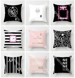 Diseñador Negro Blanco Rosa Rosa Letipo Classic Logotipo Impreso Moda Flor Flor Sofá Sala de estar decorativa Cubra de almohada cuadrada Cubierta de juego