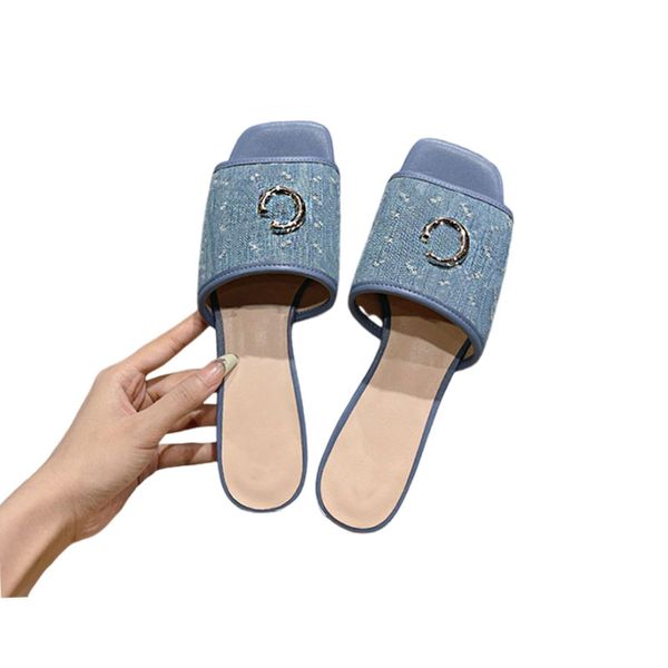 Diseñador de zapatillas de mezclilla azules, zapatillas para mujeres, sandalias, zapatillas de fondo plana, tacones gruesos, pares de zapatillas bordadas impresas de letras de metal, alta calidad