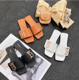 Designer Bom Dia Sandal Sandal Geatine Leather Casual Shoe Summer Beach Gladiator Mules Hasp 2024 Nouvelle Womans Top Crossing Aide à quatre-vingt-dix sols Oran Flooring Walk