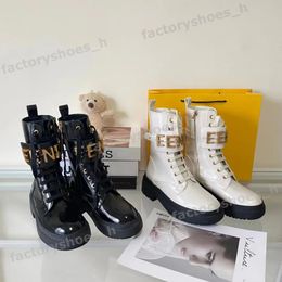 Designer Boot Graphy Martin Boots Echt leer Motorlaarsjes Ronde hoofdriem Biker Bootie Gold Metal Knight Boot Open rand Beaded Shoes