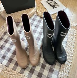 Boot de créateur Sole de talon épais long Fashion Square Toe Femme Rain Men Rubber NOUVEAU Couleur de tube élevé anti-glissement imperméable Couleur pure