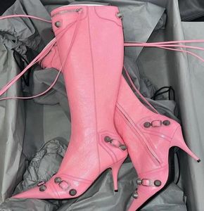Bottes de créateur Cagole Knee High Boots Femme Stiletto Talon pointé Points Boot Agnes en cuir en cuir en cuir Boucle côté Zip Embelli