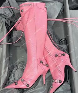 Bottes de créateurs Cagole en cuir d'agneau bottes hauteur genou boucle à clous chaussures zippées latérales ornées bout pointu talon aiguille bottines hautes