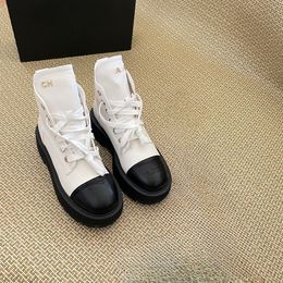 Botas de diseñador Moda Botas de invierno de lujo para mujer Australia Diseñador de botas Botas de plataforma blancas y negras para cuero real Botines de piel de tobillo cálidos Zapato de lujo