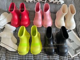 Botas de diseñador para mujer Marca de moda de lujo Botas de lluvia de otoño e invierno Color caramelo Mini zapatos impermeables de goma para caminar Botas de suela gruesa ocasionales PVC