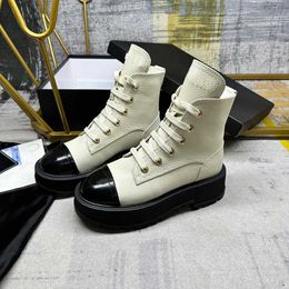 Botas de diseñador Botas de lujo Estilo clásico Charol mate Triángulo invertido Botas de piel de becerro de marca Variedad Negro Beige Blanco Tallas 35