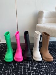 Botas de diseñador Summer Tall Rain Rain Botots Knee-High Round Toe 6cm Men Mujeres Botas de lujo Botas de marca compartida informal