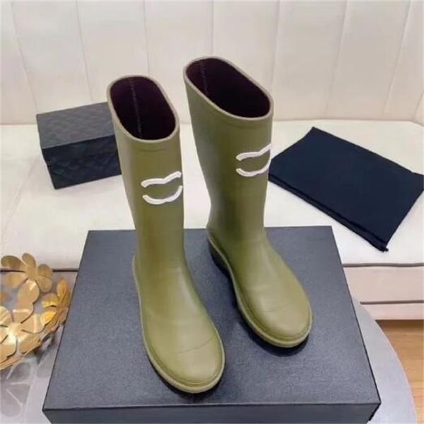 Bottes de créateur Talon épais Semelle épaisse Bottes longues Mode Luxe Bout carré Femmes Bottes de pluie Bottes en caoutchouc Nouveau imperméable anti-dérapant tube haut chaussures de pluie Couleur pure