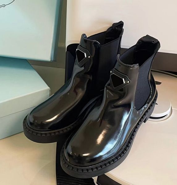 Botas de diseñador para mujer Zapatos de moda de cuero negro Triángulo invertido clásico para mujer Martin Botín alto con lana cálida Otoño Invierno Zapato P7-1