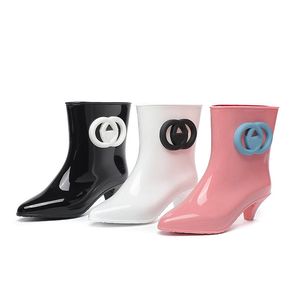 Botas de diseñador Carta de mujer Bota Botas de lluvia Tobillo botines altos tacón alto Arco EVA Tacón de goma Botas de lluvia rosa blanco negro zapatos coloridos szie 35-40