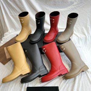 Bottes de créateur femmes bottes longues talon épais semelle épaisse mode bout carré femmes bottes de pluie demi bottes bottes en caoutchouc nouveau imperméable anti-dérapant haute tube chaussures de pluie pure