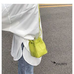 Designer Botega Cassette Bag Ms. Xiaobao 2024 Nieuwe mini -schoudertas Versatiele geweven bucket Bag Unieke telefoon Spicy Girl Summer