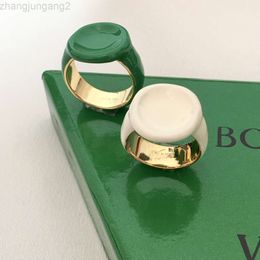 Diseñador Botega Veneta Pendiente Nuevo Anillo Redondo Sensación de Gama Alta Temperamento Personalidad Esmalte Marca Redonda Anillo Blanco Verde