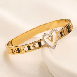 Designer Boutique Bangle Luxury Love Love Jewelry 18K Gold plaqué Femmes Charme Diamond Bangle Style Romantic Femmes Bracelet Cadeau avec boîte
