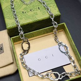 Collar de regalo de boutique de diseñador Chicas encantadoras Nuevo estilo Collar con colgante de letra Diseño minimalista Diseño de collar de amor para mujeres Joyería de regalo romántico Cadena larga
