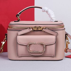 Boîte de créateurs sac fourre-tout CowHide Cuir Cosmetic Sac de maquillage Sac de maquillage Femme Femme Hands Maling Up Bags Luxury Sacs Sacs Top Mirror Quality Quality Rucinge Buckle Crossbody Purse